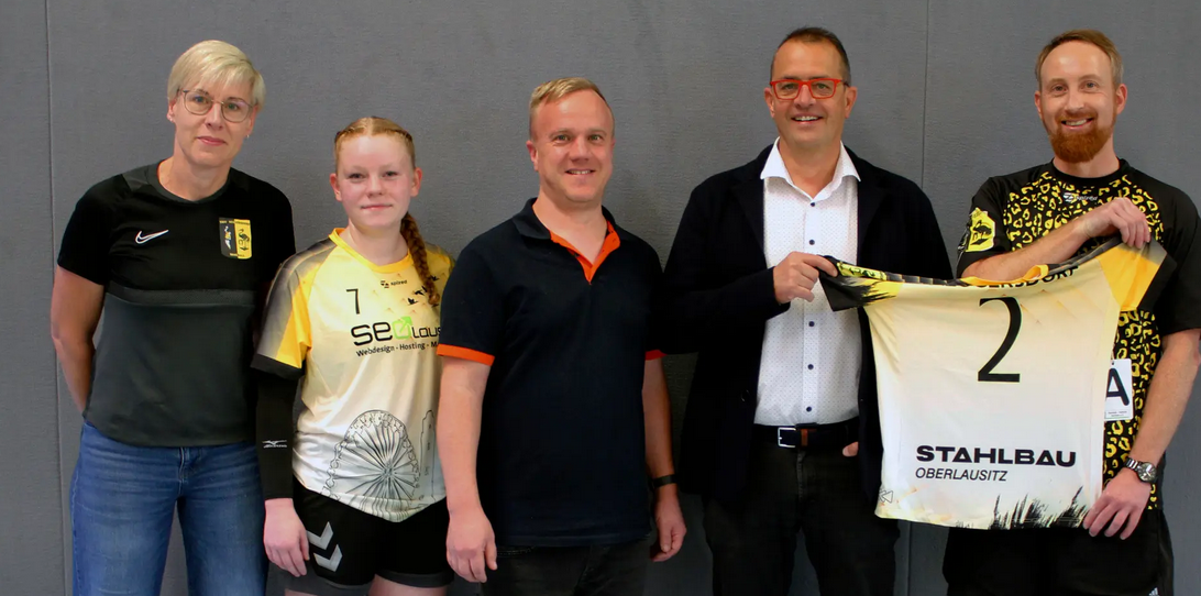 Übergabe der Trikots an den Verein. Stahlbau Oberlausitz und SEO Lausitz möchten mit ihrem Engagement das Vereinsleben aktiv unterstützen!